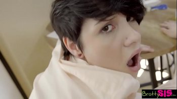 pornพี่ขี้เงี่ยนจะเรียนเสียวกับน้องสาวจอมหงี่