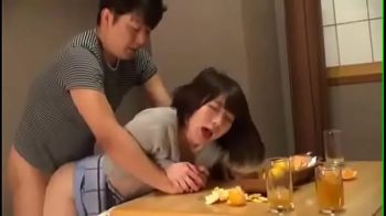 น้องสาวโมกควยให้พี่ชายในบ้าน เสียวมากจนพี่ชายน้ำใกล้แตกชักควยออกจากปากจับน้องสาวxxxในท่าโก่งโค้ง